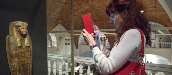 Посетители на выставке Нефертари и Долина Цариц из Египетского музея в Турине в Государственном Эрмитаже в Санкт-Петербург - Sputnik Молдова