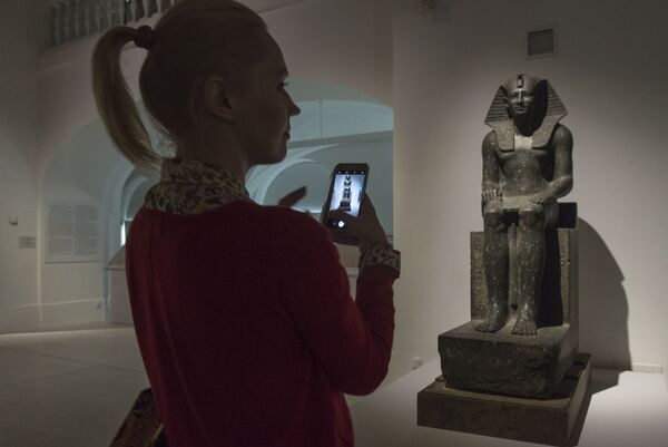 Посетительница на выставке Нефертари и Долина Цариц из Египетского музея в Турине - Sputnik Молдова