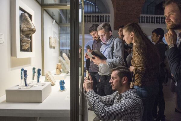 Посетители на выставке Нефертари и Долина Цариц из Египетского музея в Турине - Sputnik Молдова