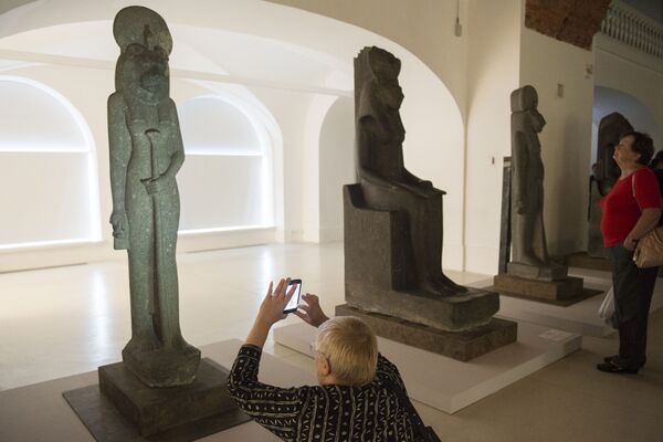 Посетители на выставке Нефертари и Долина Цариц из Египетского музея в Турине - Sputnik Молдова
