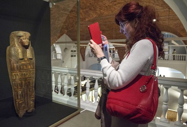 Посетители на выставке Нефертари и Долина Цариц из Египетского музея в Турине в Государственном Эрмитаже в Санкт-Петербург - Sputnik Молдова
