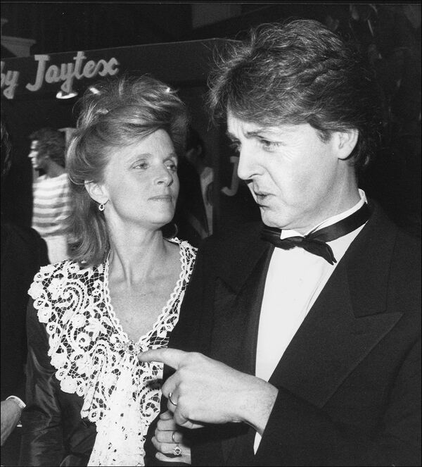 Пол Маккартни с супругой Линдой, 13 декабря 1982 года - Sputnik Молдова