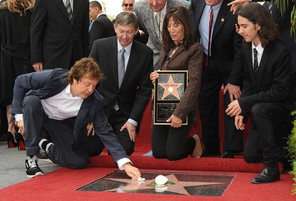 Пол Маккартни на открытии звезды  легенде Битлз Джорджу Харрисону (посмертно) на голливудской аллее славы в Лос - Анджелосе - Sputnik Молдова
