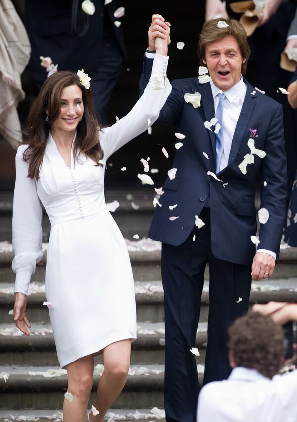 Легенда Битлз Пол Маккартни и его новая жена Нэнси Шевелл после регистрации брака 9 октября 2011 года - Sputnik Молдова