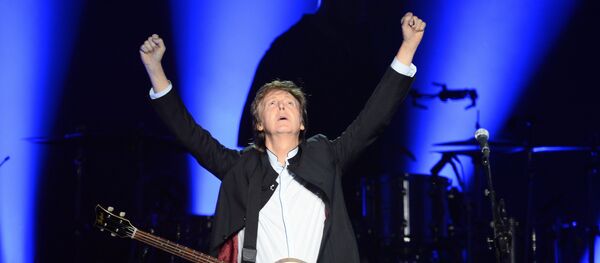 Британский музыкант и бывший участник Битлз Пол Маккартни выступает на сцене на стадионе Берси в Париже 30 мая 2016 года - Sputnik Молдова