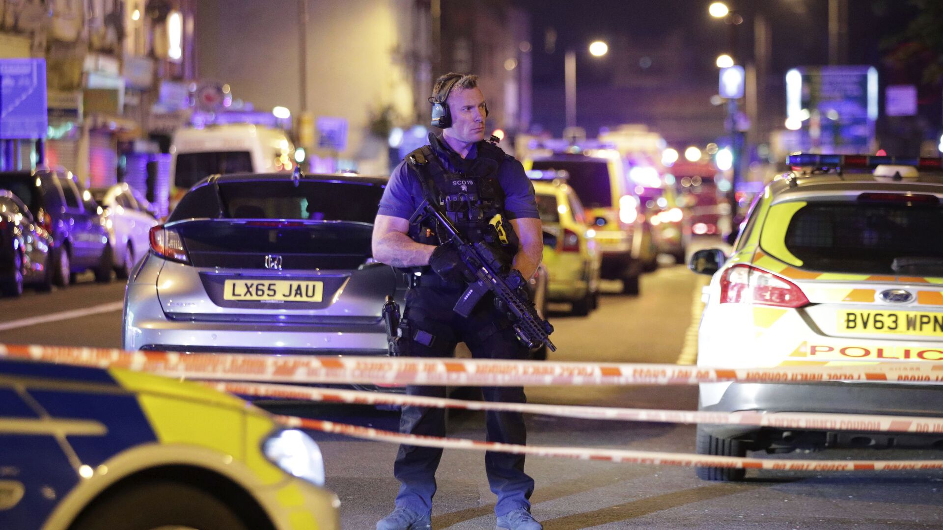 An armed police officer mans a cordon on the Seven Sisters Road at Finsbury Park where a vehicle struck pedestrians in London Monday, June 19, 2017. Police say a vehicle struck pedestrians on a road in north London, leaving several casualties and one person has been arrested. - Sputnik Moldova-România, 1920, 15.11.2021