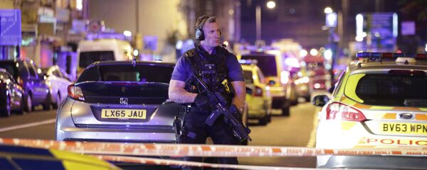 An armed police officer mans a cordon on the Seven Sisters Road at Finsbury Park where a vehicle struck pedestrians in London Monday, June 19, 2017. Police say a vehicle struck pedestrians on a road in north London, leaving several casualties and one person has been arrested. An armed police officer mans a cordon on the Seven Sisters Road at Finsbury Park where a vehicle struck pedestrians in London Monday, June 19, 2017. Police say a vehicle struck pedestrians on a road in north London, leaving several casualties and one person has been arrested. - Sputnik Молдова