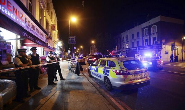Police man a cordon at Finsbury Park where a vehicle struck pedestrians in London Monday, June 19, 2017. Police say a vehicle struck pedestrians on a road in north London, leaving several casualties and one person has been arrested. Police man a cordon at Finsbury Park where a vehicle struck pedestrians in London Monday, June 19, 2017. Police say a vehicle struck pedestrians on a road in north London, leaving several casualties and one person has been arrested. - Sputnik Moldova