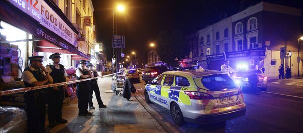Police man a cordon at Finsbury Park where a vehicle struck pedestrians in London Monday, June 19, 2017. Police say a vehicle struck pedestrians on a road in north London, leaving several casualties and one person has been arrested. Police man a cordon at Finsbury Park where a vehicle struck pedestrians in London Monday, June 19, 2017. Police say a vehicle struck pedestrians on a road in north London, leaving several casualties and one person has been arrested. - Sputnik Moldova-România