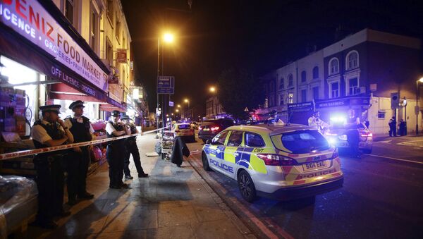 Police man a cordon at Finsbury Park where a vehicle struck pedestrians in London Monday, June 19, 2017. Police say a vehicle struck pedestrians on a road in north London, leaving several casualties and one person has been arrested. - Sputnik Moldova-România