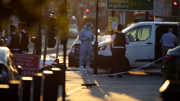Следователи работают в районе парка Финсбери на севере Лондона после того, как автомобиль врезался в пешеходов - Sputnik Молдова
