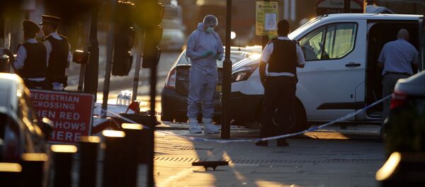 Следователи работают в районе парка Финсбери на севере Лондона после того, как автомобиль врезался в пешеходов Следователи работают в районе парка Финсбери на севере Лондона после того, как автомобиль врезался в пешеходов - Sputnik Moldova-România