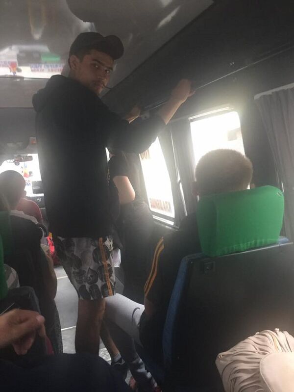 (FOTO) Gest îndrăzneț al unei moldovence agresate sexual în maxi-taxi (FOTO) Gest îndrăzneț al unei moldovence agresate sexual în maxi-taxi - Sputnik Moldova-România