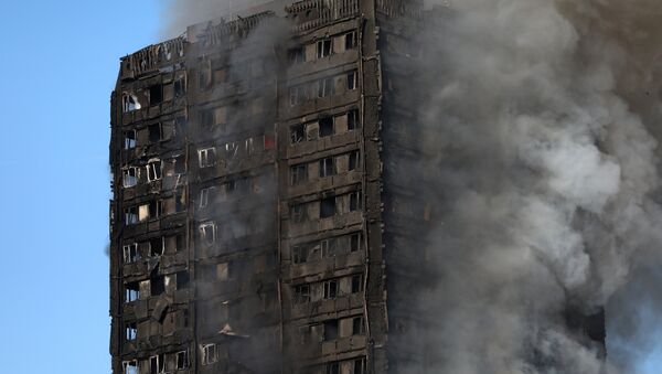 Smoke billows as firefighters tackle a serious fire in a tower block at Latimer Road in West London, Britain June 14, 2017. - Sputnik Moldova-România