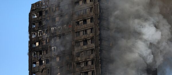 Smoke billows as firefighters tackle a serious fire in a tower block at Latimer Road in West London, Britain June 14, 2017. - Sputnik Moldova-România
