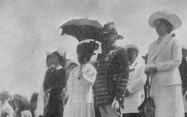 Hofmeisterul A. N. Haruzin cu soția, la parada militară din 16 mai 1912, pe Colina Râșcanilor - Sputnik Moldova