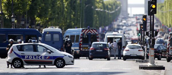 Poliția asigură securitatea în zona din Champs Elysées, Paris Poliția asigură securitatea în zona din Champs Elysées, Paris - Sputnik Молдова