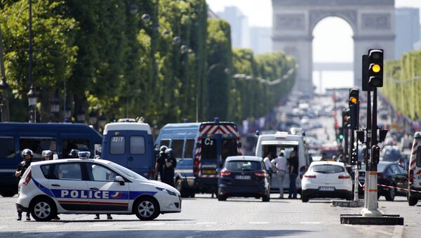 Poliția asigură securitatea în zona din Champs Elysées, Paris - Sputnik Moldova