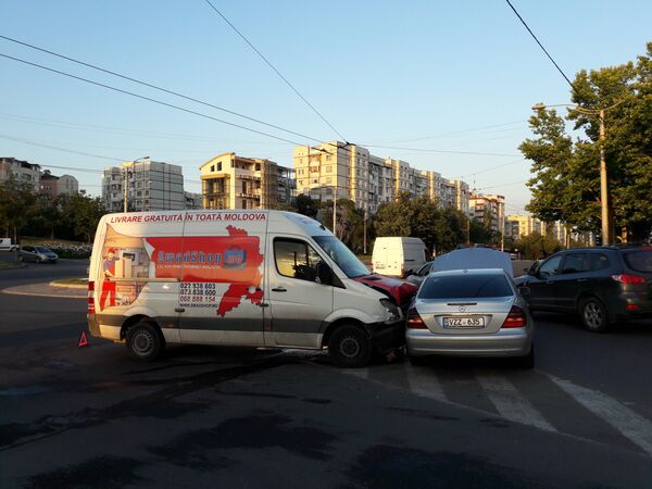 Accident Chișinău străzile Alecu Russo cu Mihai Sadoveanu Accident Chișinău străzile Alecu Russo cu Mihai Sadoveanu - Sputnik Moldova