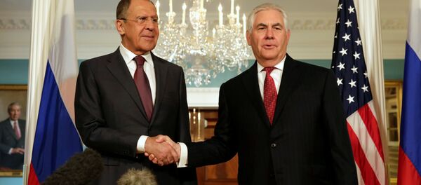 U.S. Secretary of State Rex Tillerson (R) shakes hands with Russian Foreign Minister Sergey Lavrov before their meeting at the State Department in Washington, U.S., May 10, 2017. - Sputnik Moldova-România