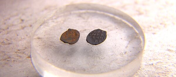 Археологи показали монеты из найденного в Москве клада времен Медного бунта - Sputnik Молдова