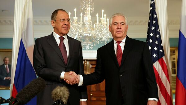 U.S. Secretary of State Rex Tillerson (R) shakes hands with Russian Foreign Minister Sergey Lavrov before their meeting at the State Department in Washington, U.S., May 10, 2017. - Sputnik Moldova-România