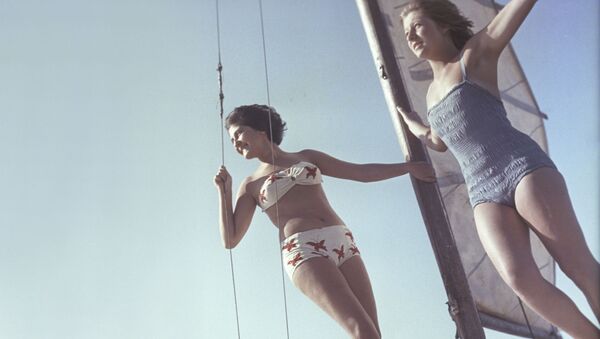 Девушки в купальниках во время прогулки на яхте - Sputnik Молдова