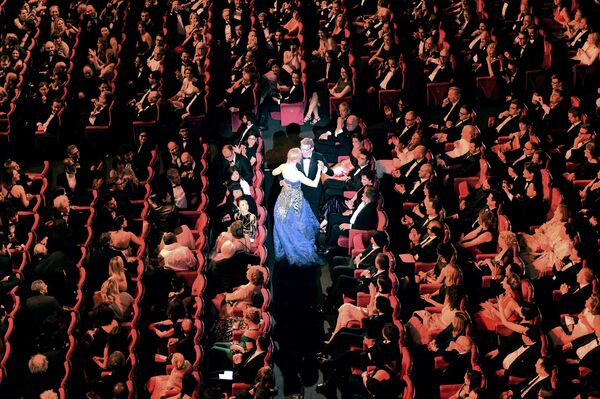 Актриса Николь Кидман танцует со французским актером на Каннском кинофестивале - Sputnik Молдова