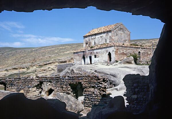 Церковь на территории Уплисцихе, древнего пещерного города Церковь на территории Уплисцихе, древнего пещерного города - Sputnik Молдова