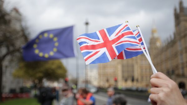 Флажки Британии и флаг ЕС еа фоне парламента в Лондоне - Sputnik Молдова