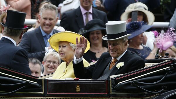 Britain's Queen Elizabeth II, looks up as Prince Philip, right, waves during their arrival by carriage on the first day of the Royal Ascot horse race meeting at Ascot, England, Tuesday, June, 14, 2016 - Sputnik Moldova-România