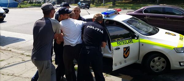 Reținerea în Chișinău. Doi șoferi care au parcat neregulamentar au fost duși la secția d epoliție pentru că s-au opus acțiunilor oamenilor legii Reținerea în Chișinău. Doi șoferi care au parcat neregulamentar au fost duși la secția d epoliție pentru că s-au opus acțiunilor oamenilor legii - Sputnik Moldova-România