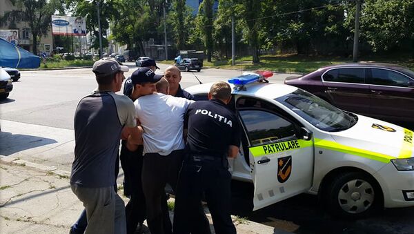 Reținerea în Chișinău. Doi șoferi care au parcat neregulamentar au fost duși la secția d epoliție pentru că s-au opus acțiunilor oamenilor legii - Sputnik Moldova