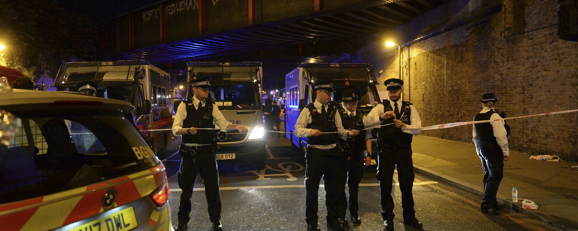 Police officers man a cordon at Finsbury Park where a vehicle struck pedestrians in London Monday, June 19, 2017. Police say a vehicle struck pedestrians on a road in north London, leaving several casualties and one person has been arrested.  - Sputnik Moldova-România, 1920, 07.08.2021