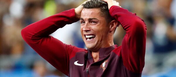 Португальский футболист Криштиану Роналду после финального матча между сборными командами Португалии и Франции Португальский футболист Криштиану Роналду после финального матча между сборными командами Португалии и Франции - Sputnik Молдова