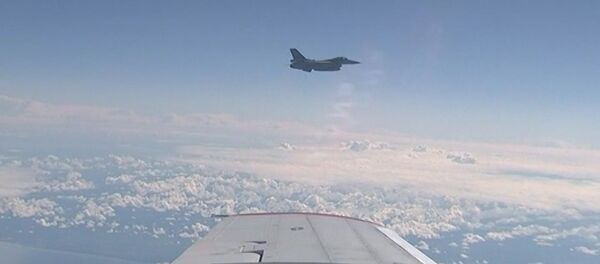 Истребитель НАТО приблизился к самолету министра обороны РФ Истребитель НАТО приблизился к самолету министра обороны РФ - Sputnik Молдова