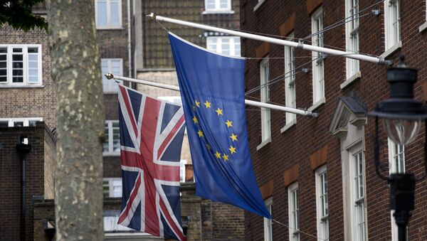 Флаги Великобритании и ЕС перед лондонским офисом Европарламента, 22 июня 2016 года - Sputnik Молдова