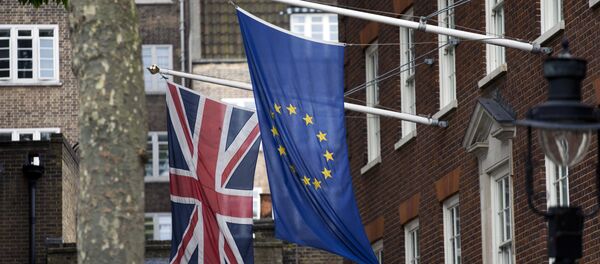 Флаги Великобритании и ЕС перед лондонским офисом Европарламента, 22 июня 2016 года - Sputnik Молдова