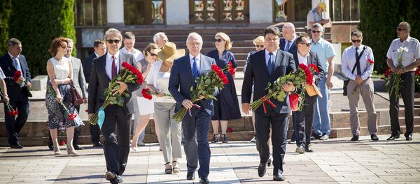 Возложение цветов к Вечному огню в Кишиневе Возложение цветов к Вечному огню в Кишиневе - Sputnik Молдова