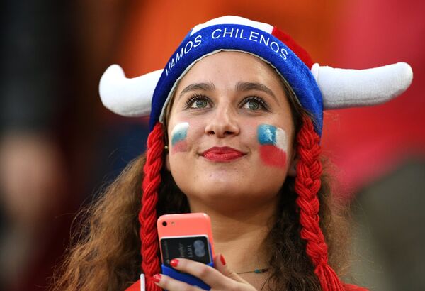 Чилиская болельщица перед началом матча между сборными Камеруна и Чили. - Sputnik Молдова