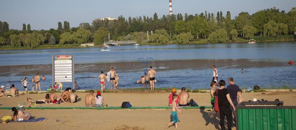 Люди отдыхают на пляже Люди отдыхают на пляже - Sputnik Молдова