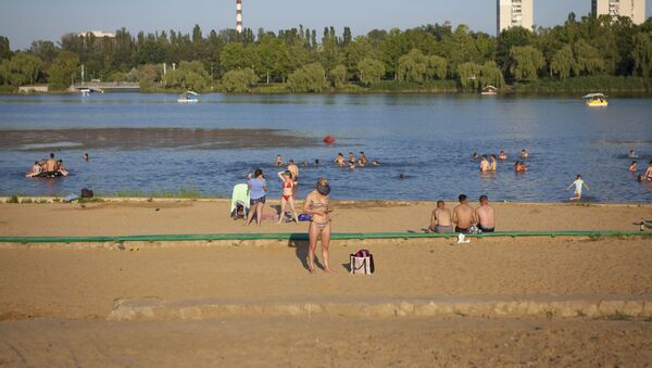 Люди отдыхают на пляже - Sputnik Молдова