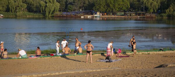 Люди отдыхают на пляже - Sputnik Молдова