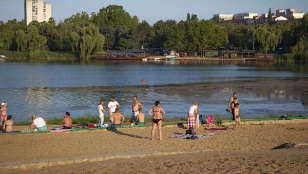 Люди отдыхают на пляже - Sputnik Молдова