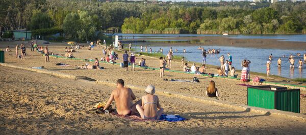 Люди отдыхают на пляже - Sputnik Молдова