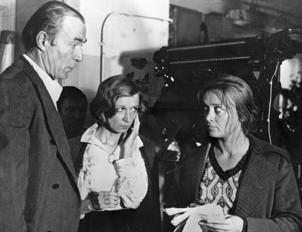 Слева направо: Николай Гринько, Алла Демидова и Маргарита Терехова на съемках фильма Зеркало режиссера Андрея Тарковского Слева направо: Николай Гринько, Алла Демидова и Маргарита Терехова на съемках фильма Зеркало режиссера Андрея Тарковского - Sputnik Молдова