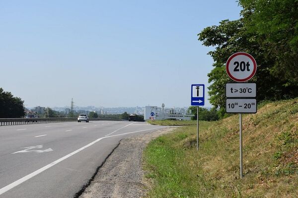Большегрузы отдыхают в тенечке: в жару их движение запрещено Большегрузы отдыхают в тенечке: в жару их движение запрещено - Sputnik Молдова