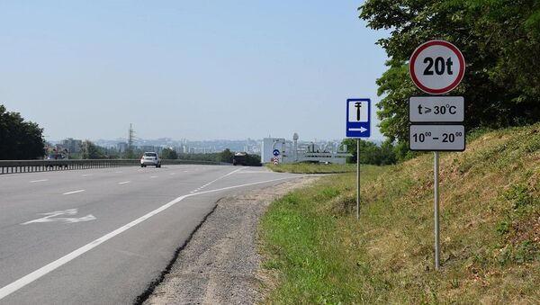 Дорожный знак, ограничивающий движение фур в жару - Sputnik Moldova
