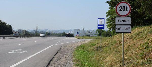 Дорожный знак, ограничивающий движение фур в жару - Sputnik Молдова