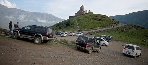Автомобили у церкви Святой Троицы на горе у села Гергети, Казбегский район Автомобили у церкви Святой Троицы на горе у села Гергети, Казбегский район - Sputnik Молдова